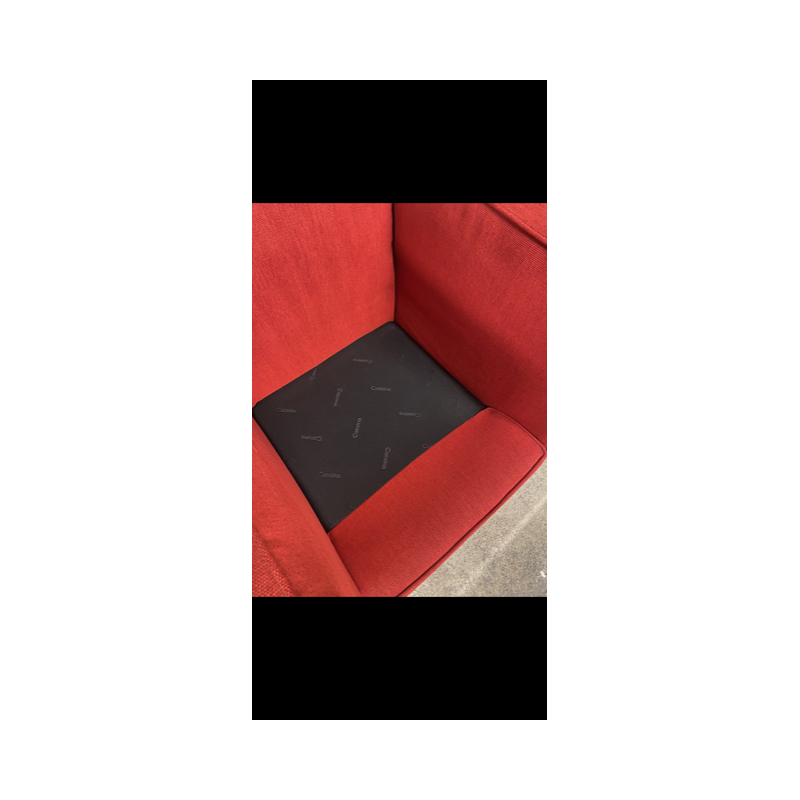 Coppia di poltrone vintage Lc2 in metallo e tessuto rosso di Le Corbusier per Cassina