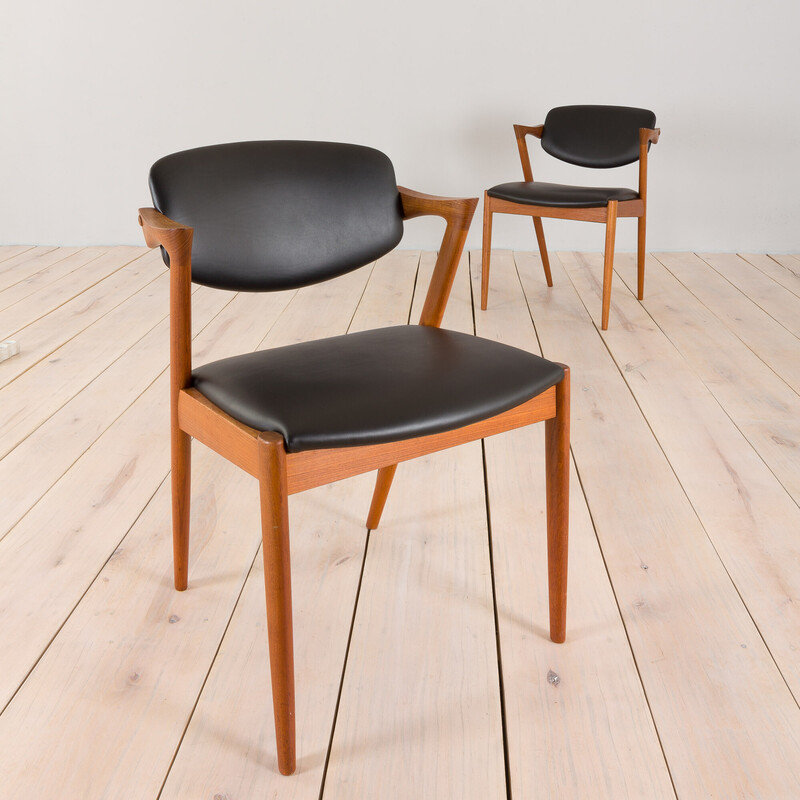 Par de cadeiras vintage modelo 42 em teca e couro preto por Kai Kristiansen para Schou Andersen, década de 1960
