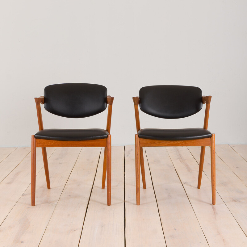 Coppia di sedie vintage modello 42 in teak e pelle nera di Kai Kristiansen per Schou Andersen, 1960