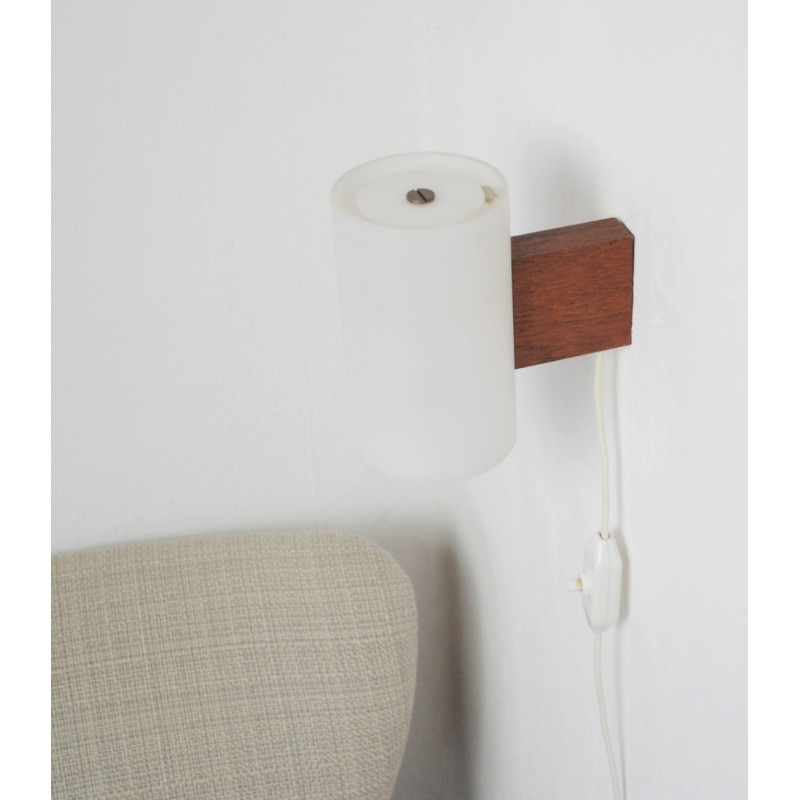 Lámpara de pared minimalista vintage de Uno y Östen Kristiansson para Luxus, Suecia años 60