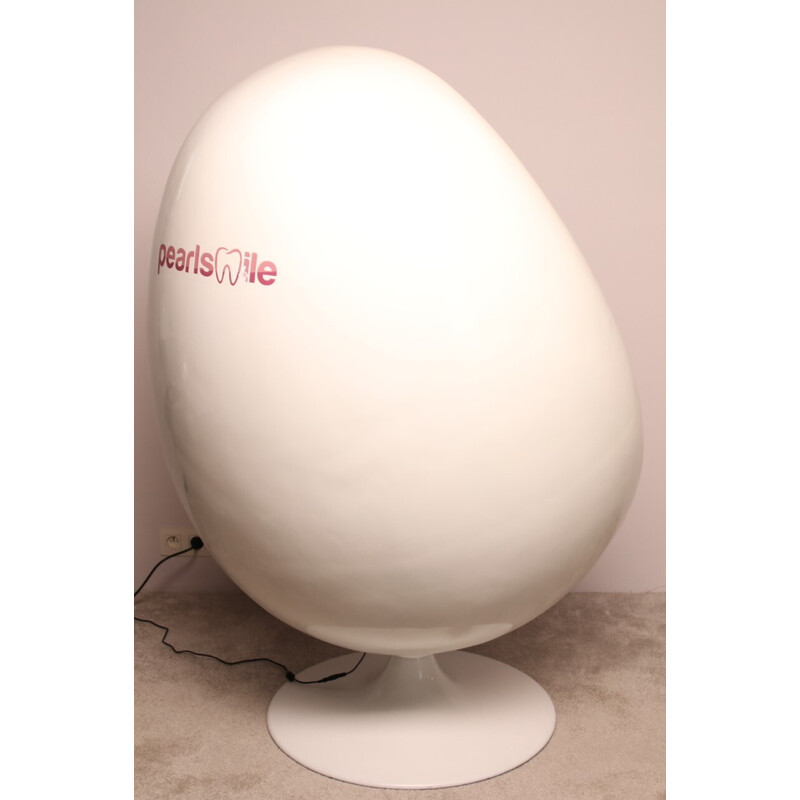 Vintage rotating egg armchair with music functions