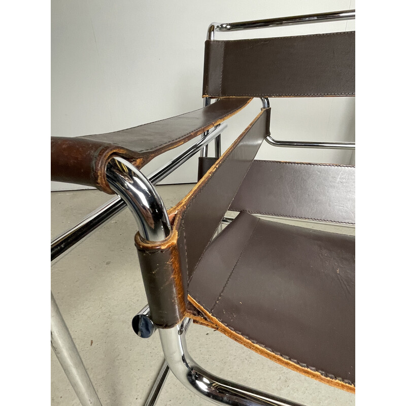 Vintage wassily armchair in leather and chromed metal by Marcel Breuer for Gavina