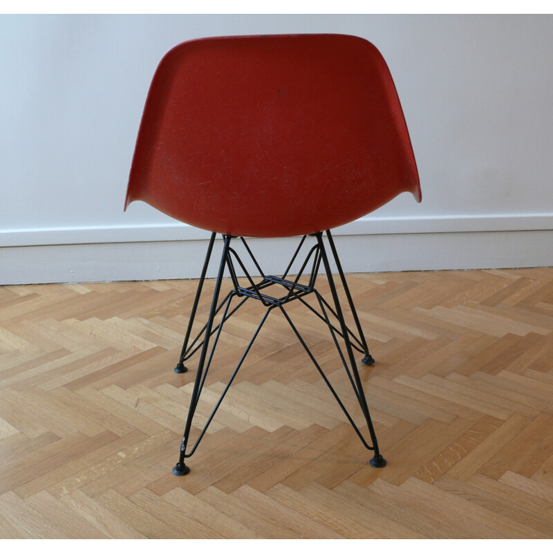 Lot de six chaises modèle "Side Chairs" de Eames en fibre de verre et en acier - 1960