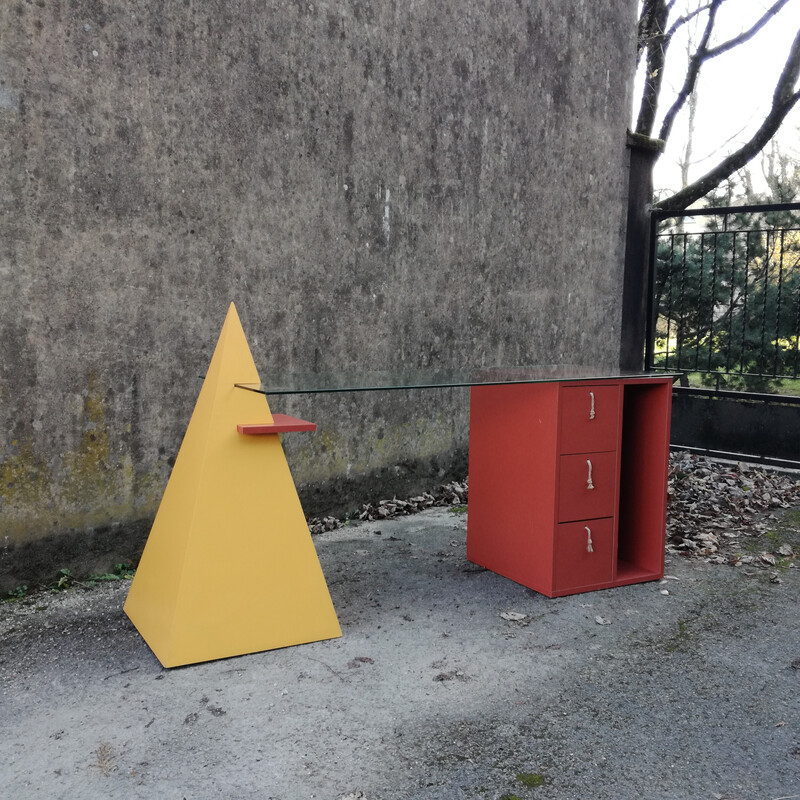 Vintage-Schreibtisch aus einer Glasplatte auf einer Pyramide und einem Würfel, 1980