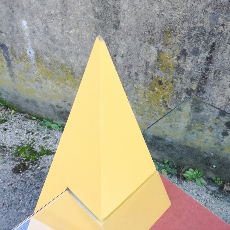 Escritorio vintage con tapa de cristal sobre una pirámide y un cubo, 1980