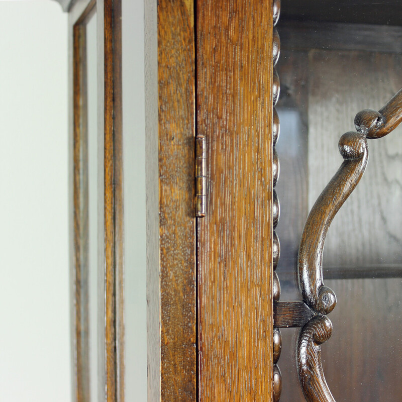 Vitrina Art Deco de época en madera de roble y cristal, Checoslovaquia años 1910