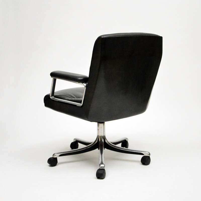P126 vintage armchair in leather and aluminium by Osvaldo Borsani for Tecno, 1966s