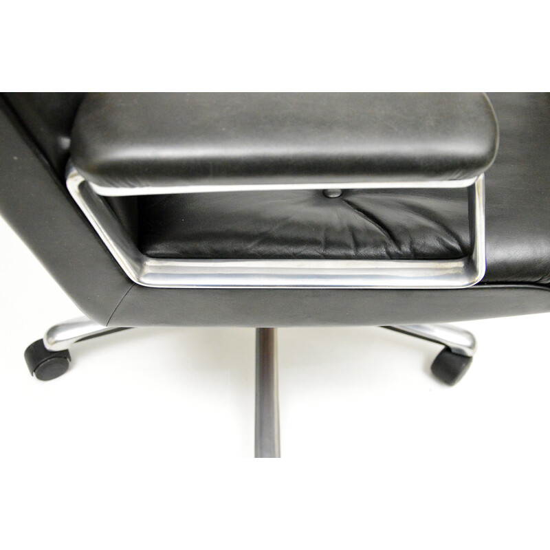 P126 vintage armchair in leather and aluminium by Osvaldo Borsani for Tecno, 1966s