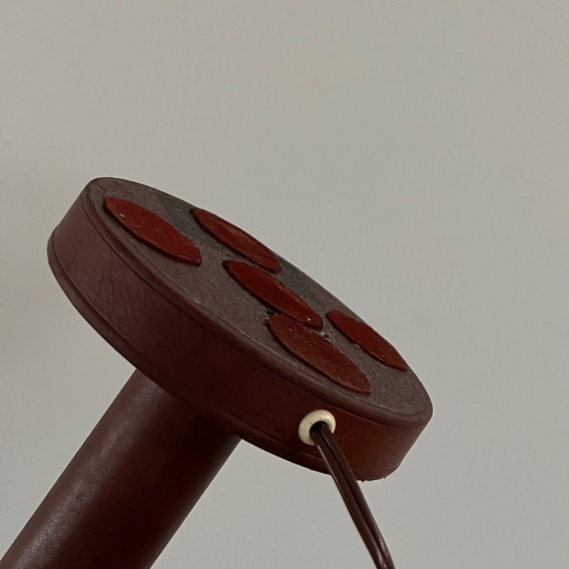 Lámpara de mesa vintage de cuero y latón, Francia años 60