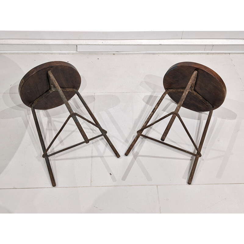 Paar vintage metalen en teakhouten krukjes van Pierre Jeanneret, India 1960