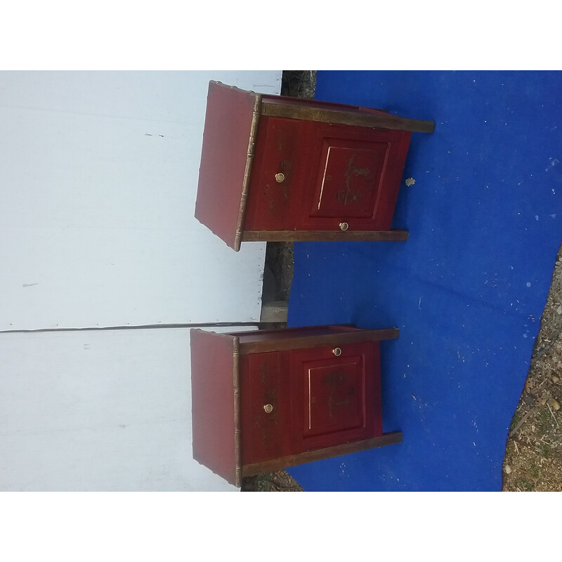 Par de mesas de cabeceira vintage em vermelho e latão