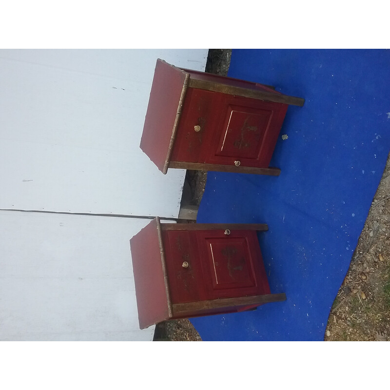 Par de mesas de cabeceira vintage em vermelho e latão