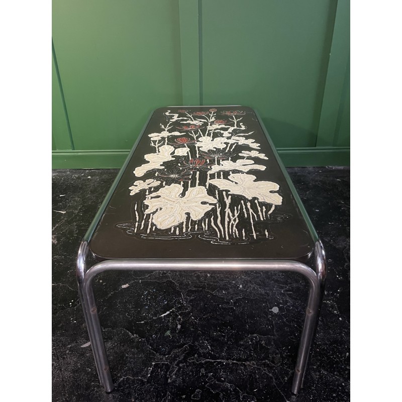 Tavolino vintage in tubolare cromato con piano in rilievo a motivi floreali, anni '70