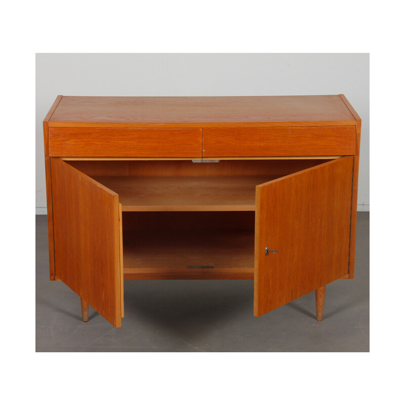 Buffet vintage en chêne avec deux portes battantes par Up Zavody, 1960