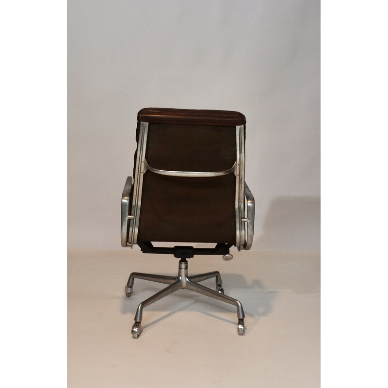 Sedia da ufficio vintage Softpad Ea 219 in pelle marrone e alluminio spazzolato di Ray