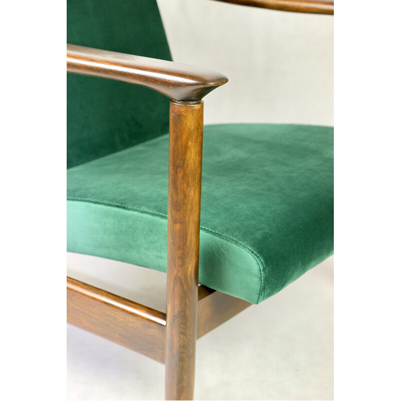 Sillón vintage Gfm-142 de madera lacada y terciopelo verde de Edmund Homa, años 70