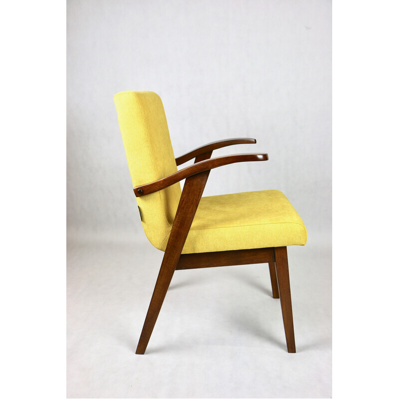 Sillón vintage de tela amarilla y madera lacada de Mieczyslaw Puchala, años 70