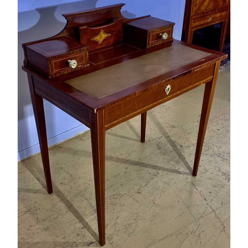 Vintage damesbureau met treden