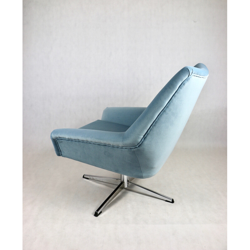Cadeira de braços giratória de veludo azul claro e níquel para Veb Metallwaren Naumburg, 1980s