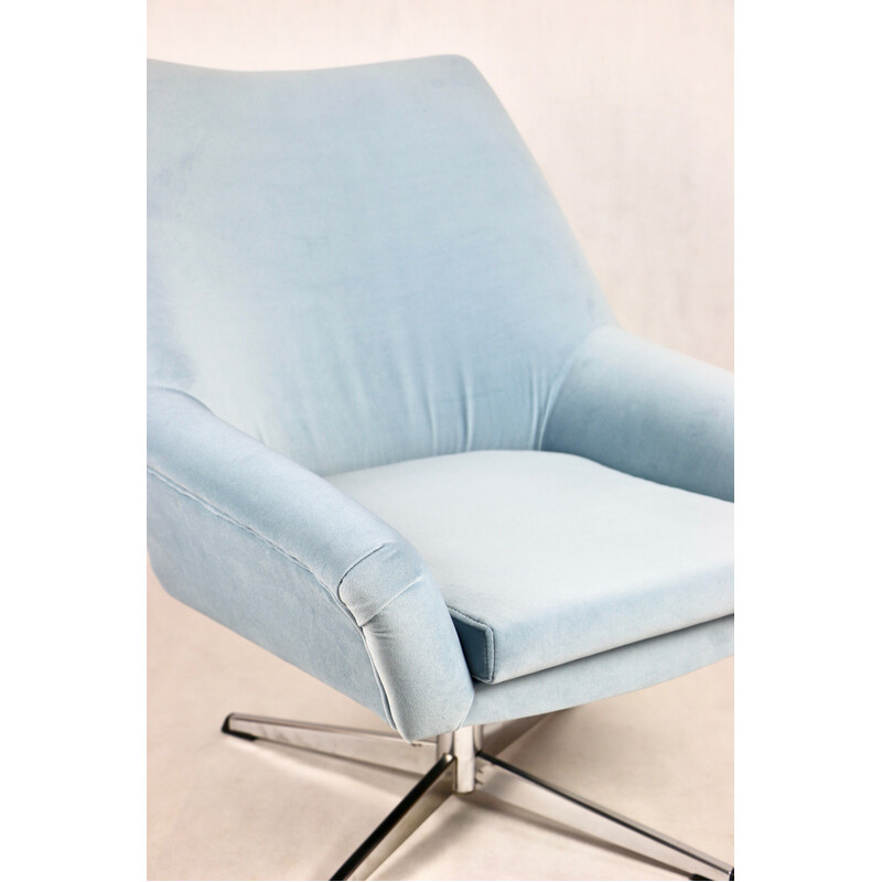 Cadeira de braços giratória de veludo azul claro e níquel para Veb Metallwaren Naumburg, 1980s