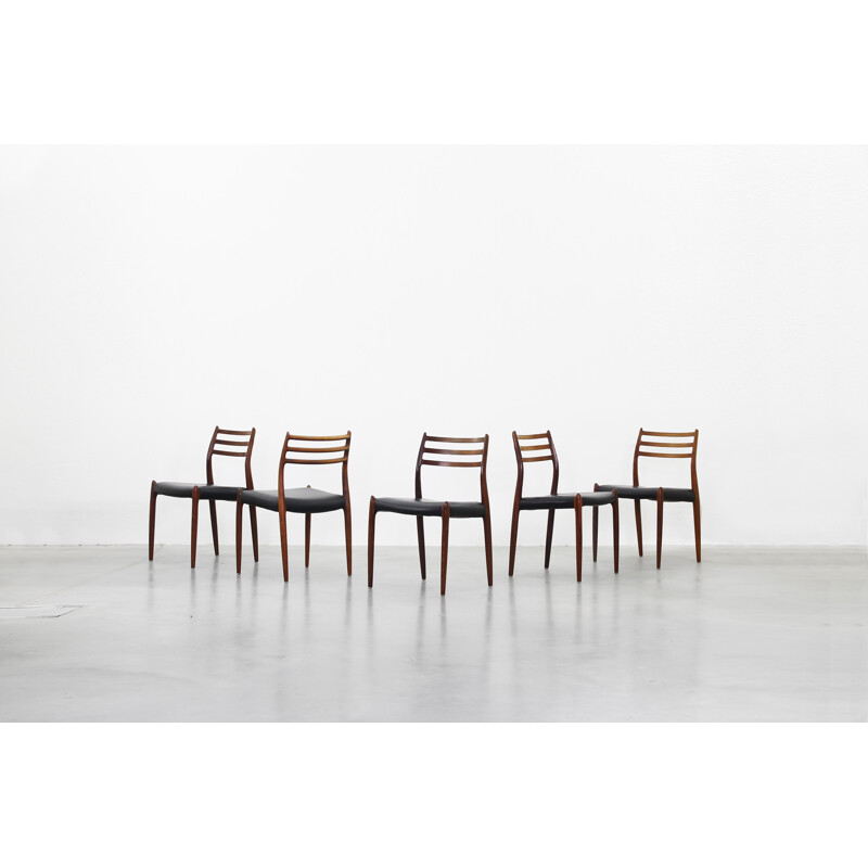 Suite de 5 chaises modèle 78 en palissandre et cuir, Niels O. Moller - 1960