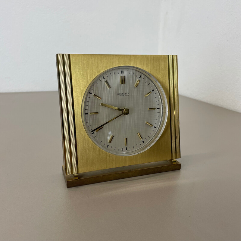 Horloge de table vintage Hollywood Regency en laiton et verre par Kienzle, Allemagne 1960