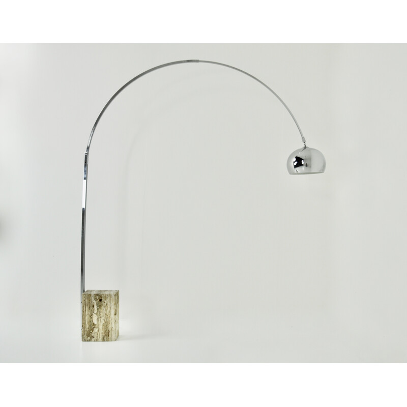 Lámpara de pie italiana vintage Arco en metal y travertino