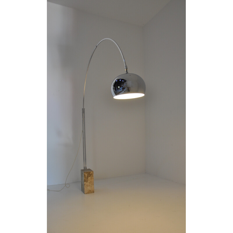 Lámpara de pie italiana vintage Arco en metal y travertino
