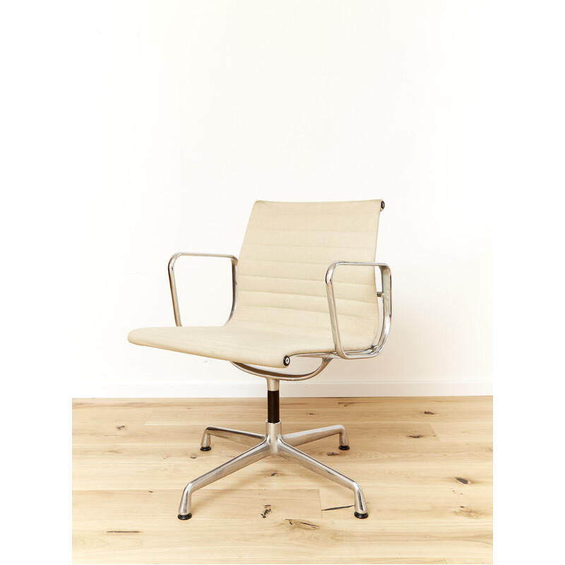 Poltrona girevole vintage Ea108 di Charles e Ray Eames per Vitra