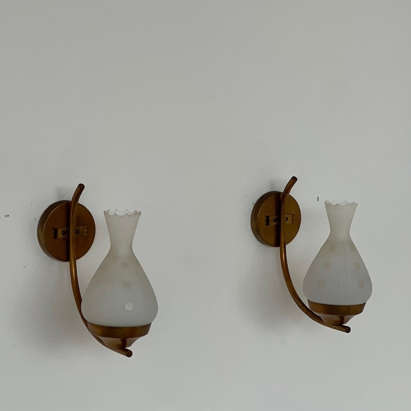 Paar schwedische Wandlampen aus Opalglas und Messing, 1960er Jahre