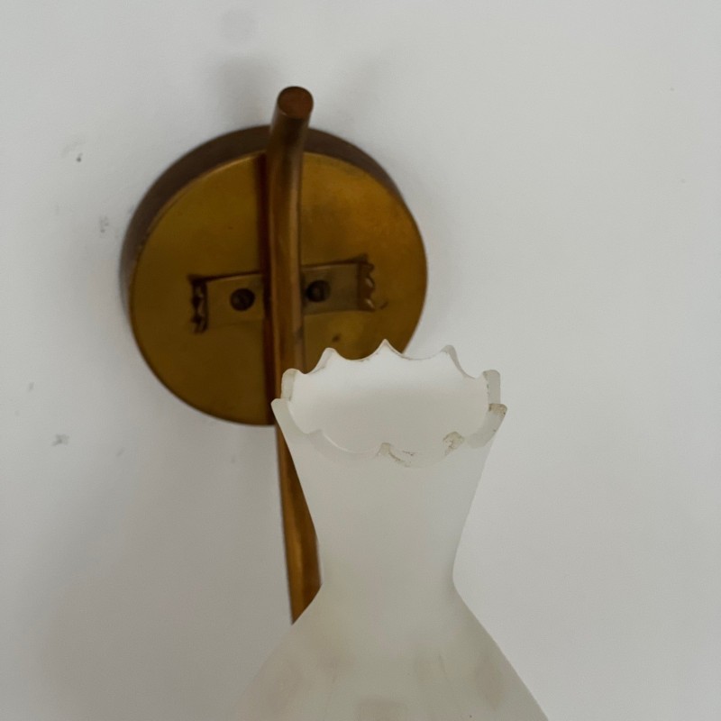 Pareja de apliques suecos vintage de vidrio opalino y latón, años 60