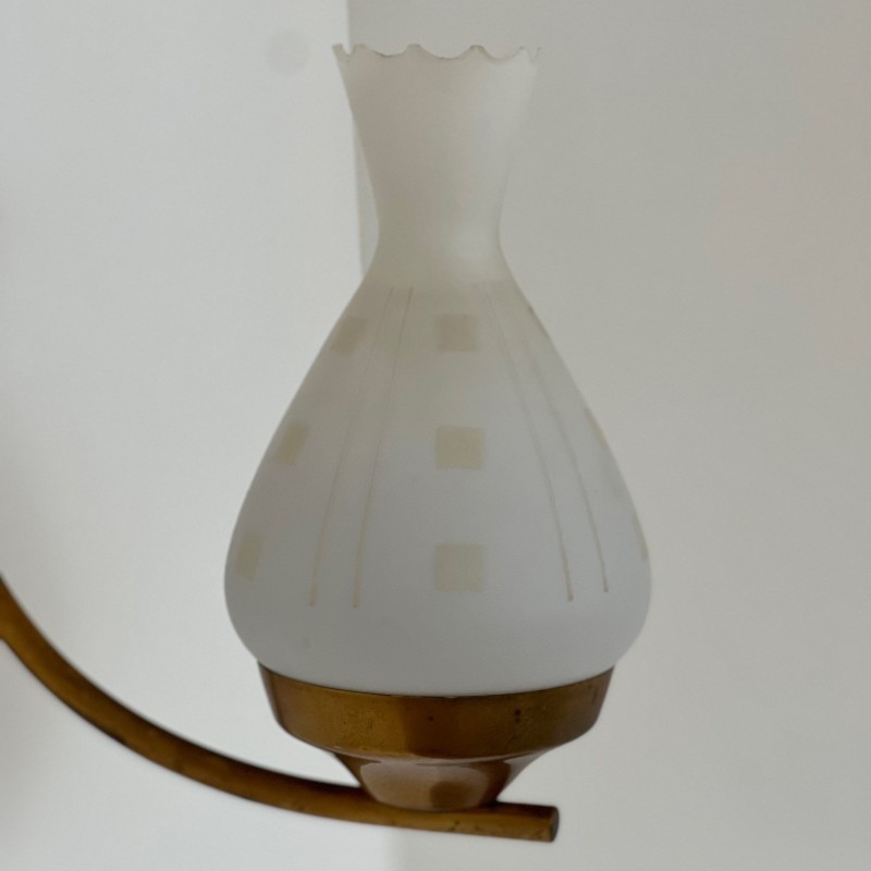 Coppia di lampade da parete svedesi vintage in vetro opalino e ottone, anni '60