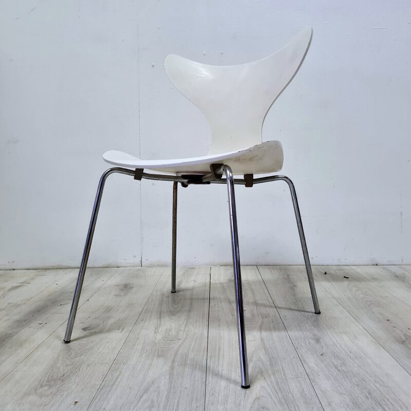 Vintage model 3108 "Lily" or "seagull" chair by Arne Jacobsen for Fritz Hansen, Denmark 1976