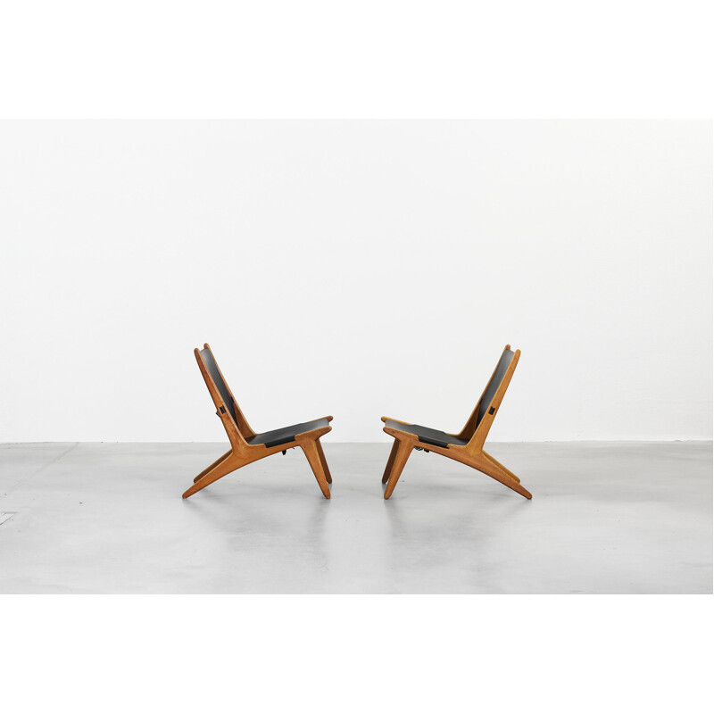 Paire de fauteuils lounge noirs en cuir et en chêne de Uno et Osten Kristiansson pour Vittsjomobel - 1950