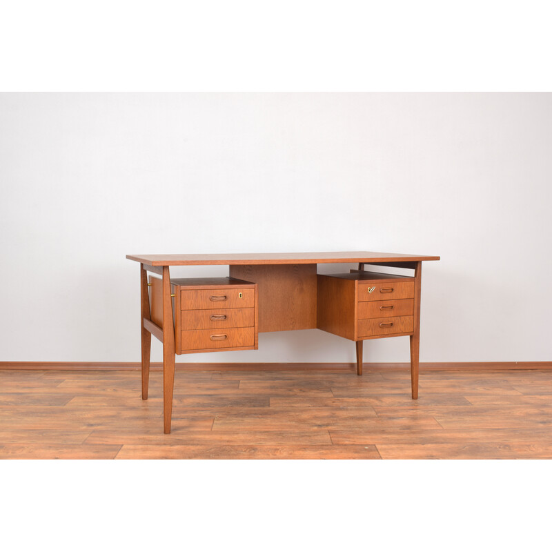 Dänischer freistehender Eichenholz-Schreibtisch aus der Mitte des Jahrhunderts, 1960er Jahre
