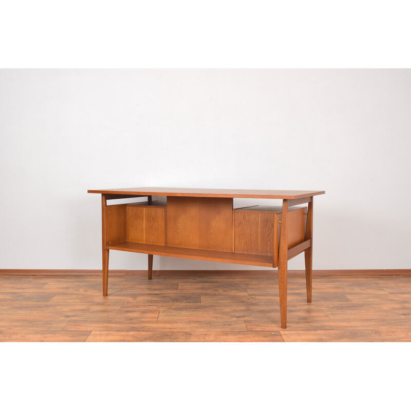 Dänischer freistehender Eichenholz-Schreibtisch aus der Mitte des Jahrhunderts, 1960er Jahre
