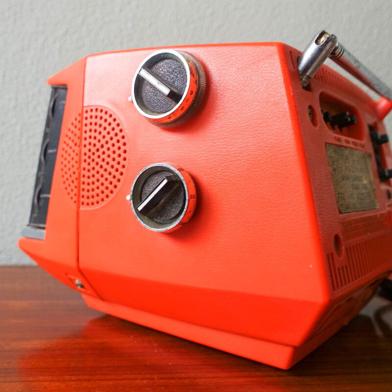 Vintage orange Sharp 5P 12G TV portátil em cubo, 1970s