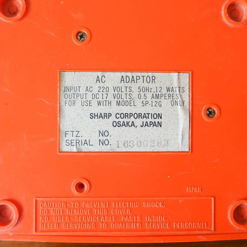 Vintage orange Sharp 5P 12G tragbarer Würfelfernseher, 1970er Jahre