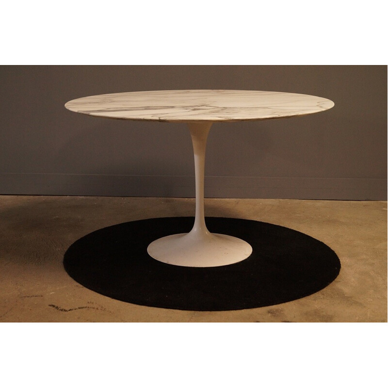 Table blanche en marbre édition Knoll de Eero Saarinen - 1970