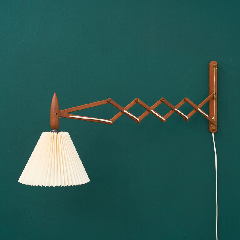 Lámpara de pared vintage de tijera de teca de Le Klint, Dinamarca años 60