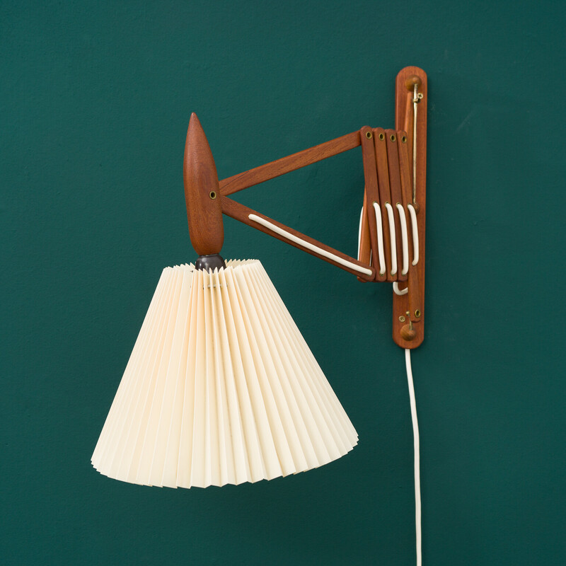 Lámpara de pared vintage de tijera de teca de Le Klint, Dinamarca años 60