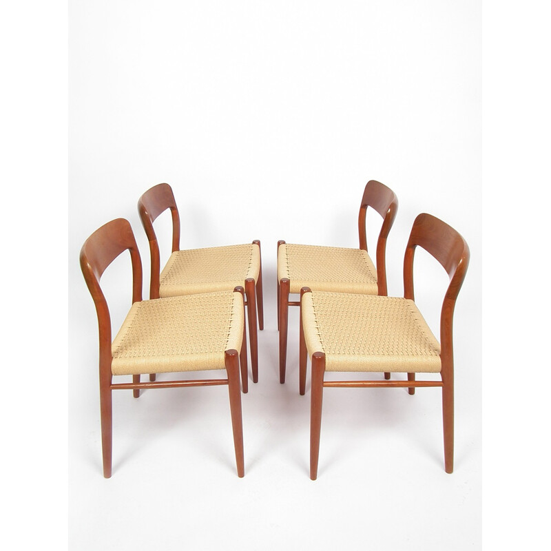 Suite de 4 chaises modèle 75 par Moller - 1950