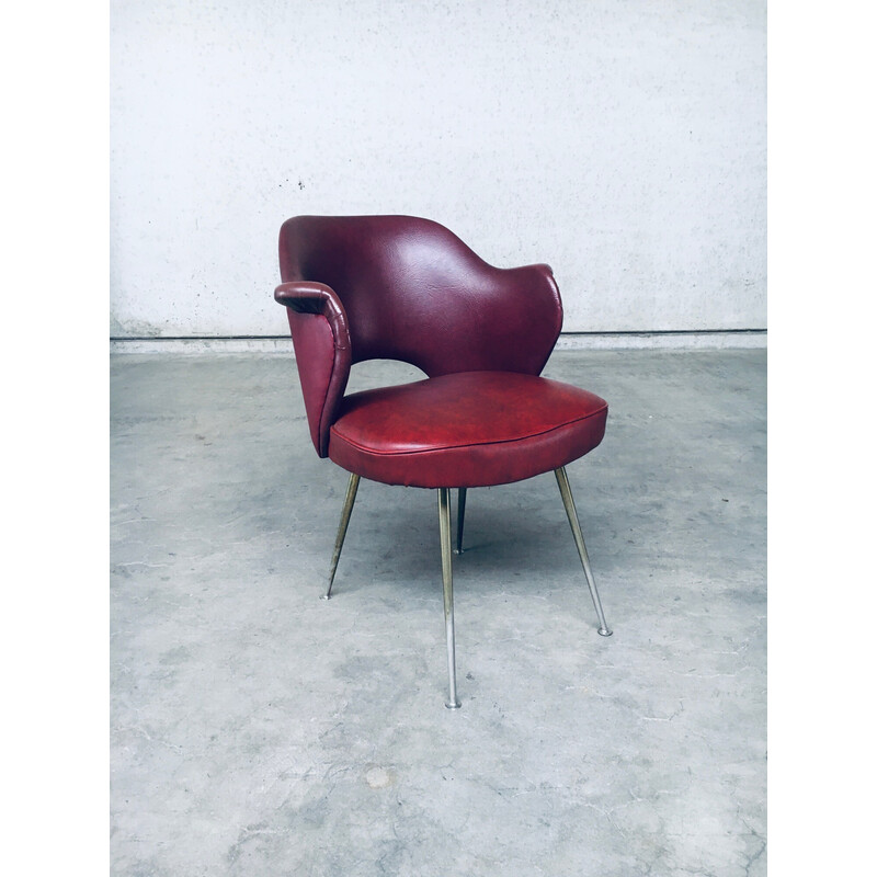 Par de cadeiras de secretária vintage em pele de borgonha, metal e latão, Itália 1950
