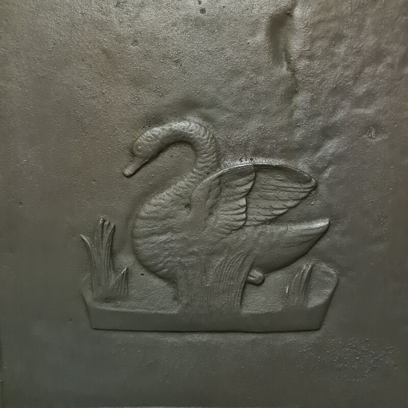 Vintage fireback em ferro fundido francês com um cisne entre as palhetas