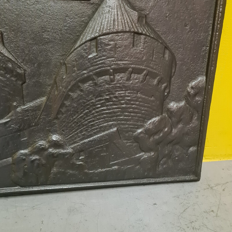 Plaque de cheminée vintage française en fonte avec une image du Haut Koenigsbourg