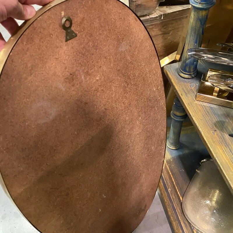 Espejo oval italiano de latón de mediados de siglo, años 60