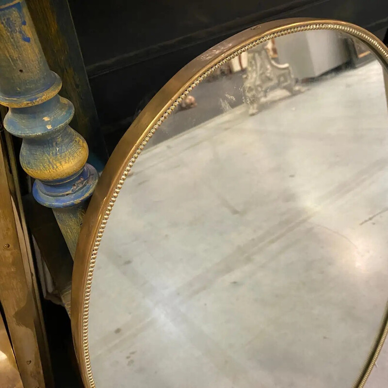 Specchio ovale italiano di metà secolo in ottone, 1960