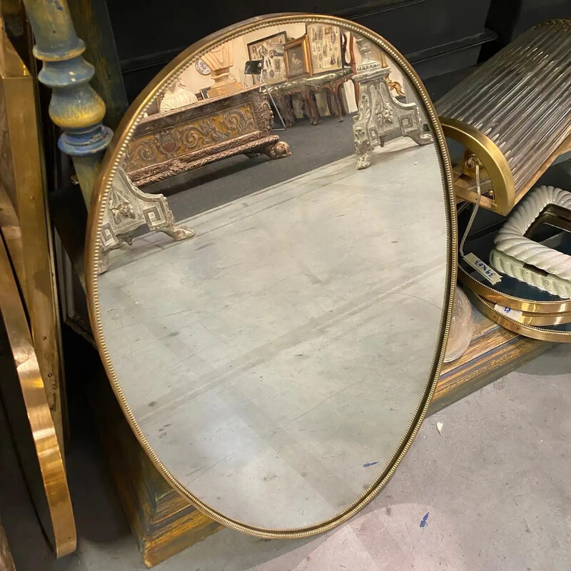 Espelho oval italiano de latão, meados do século 1960