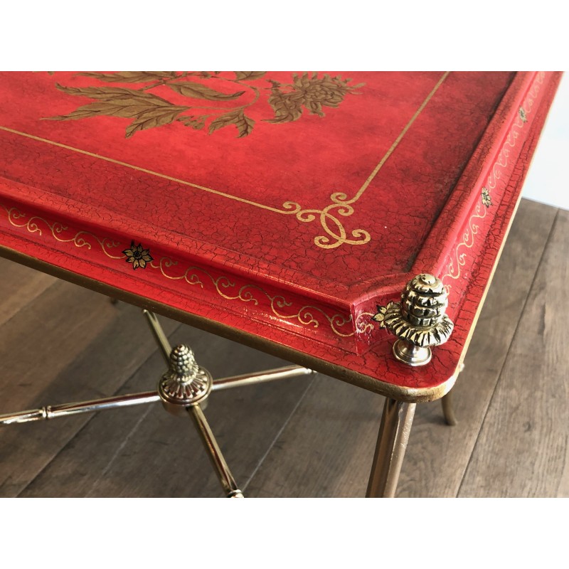 Mesa auxiliar vintage de bronce con tapa lacada en rojo y decoración dorada de Maison Baguès