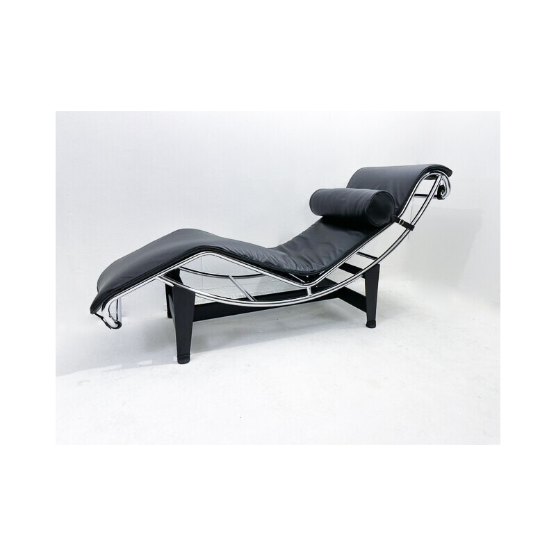 Vintage lounge chair Lc4 in black leather by Le Corbusier for Cassina
